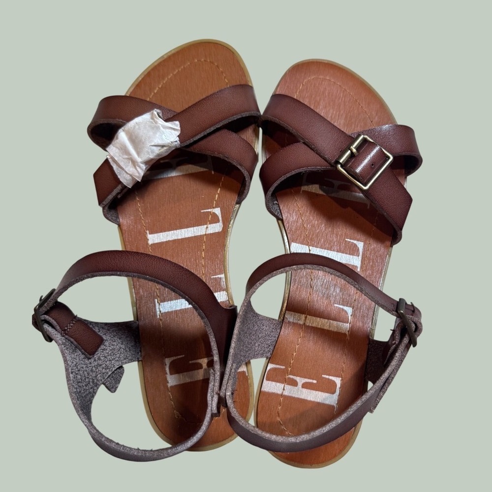 ELLE Flat Strappy Sandals Womens 6 Brown Like New Gladiator Buckle ELFARLEYTAN